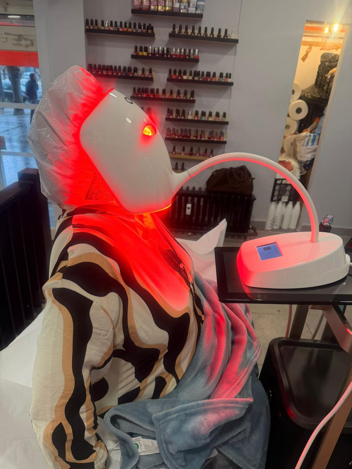 Manucure au salon Beauté Paris